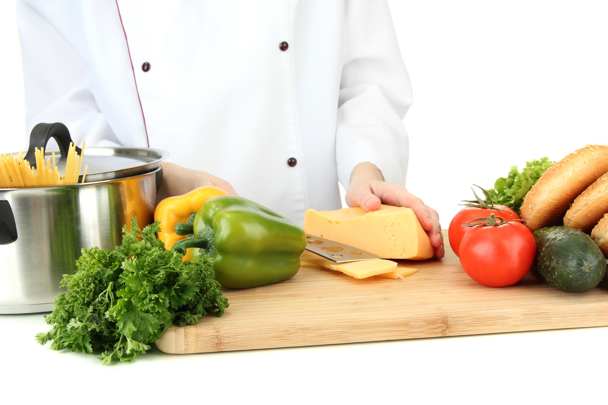 Şefin çalışma tezgahında el ile yemek hazırlığı